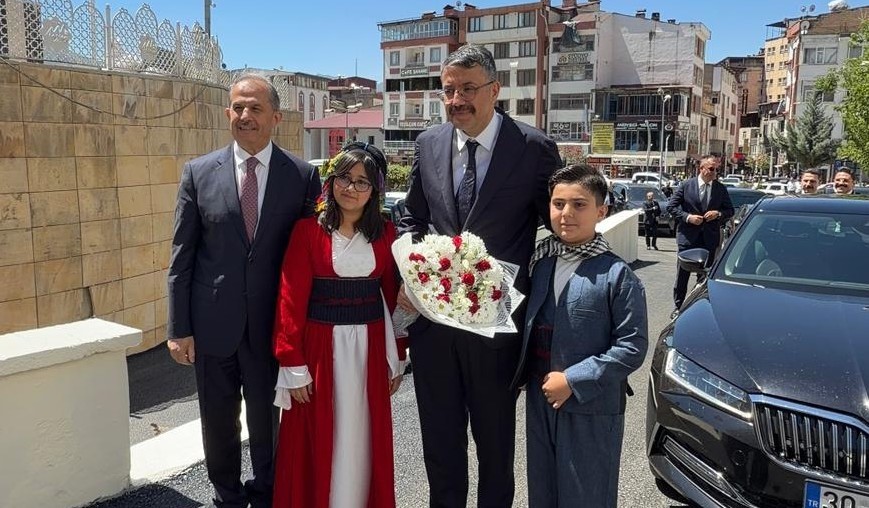 Bakan Yardımcısı Ali &Ccedil;elik&rsquo;e Hakkari&rsquo;de sevgi seli