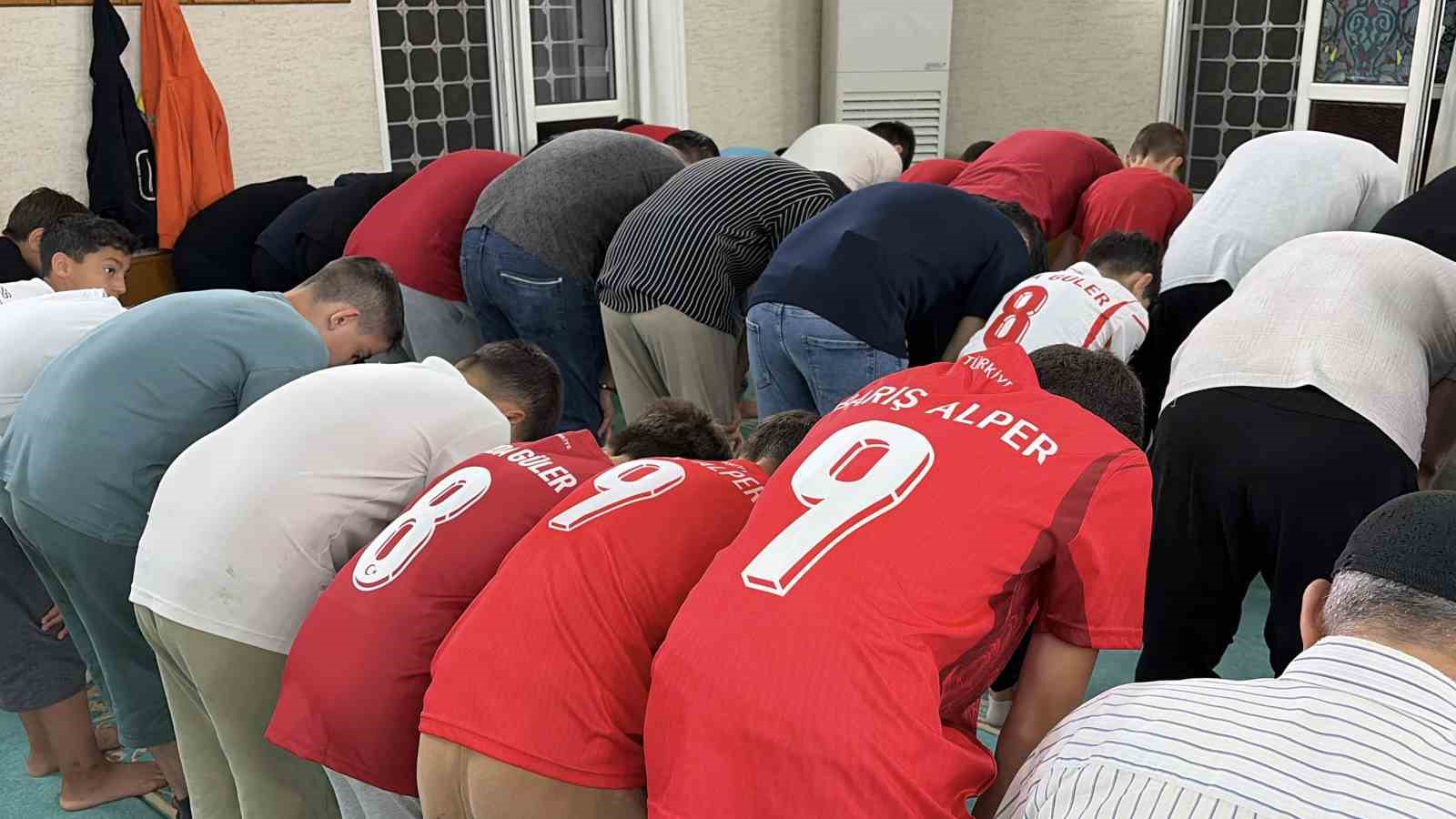 Sabah namazında buluştular, D&uuml;nya Kupası heyecanını camide yaşadılar