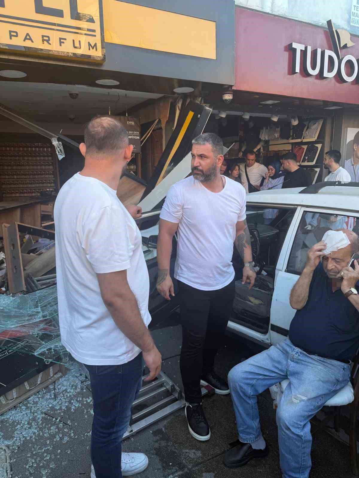 Kontrol &ccedil;ıkan otomobil iki iş yerine &ccedil;arptı: 1 yaralı