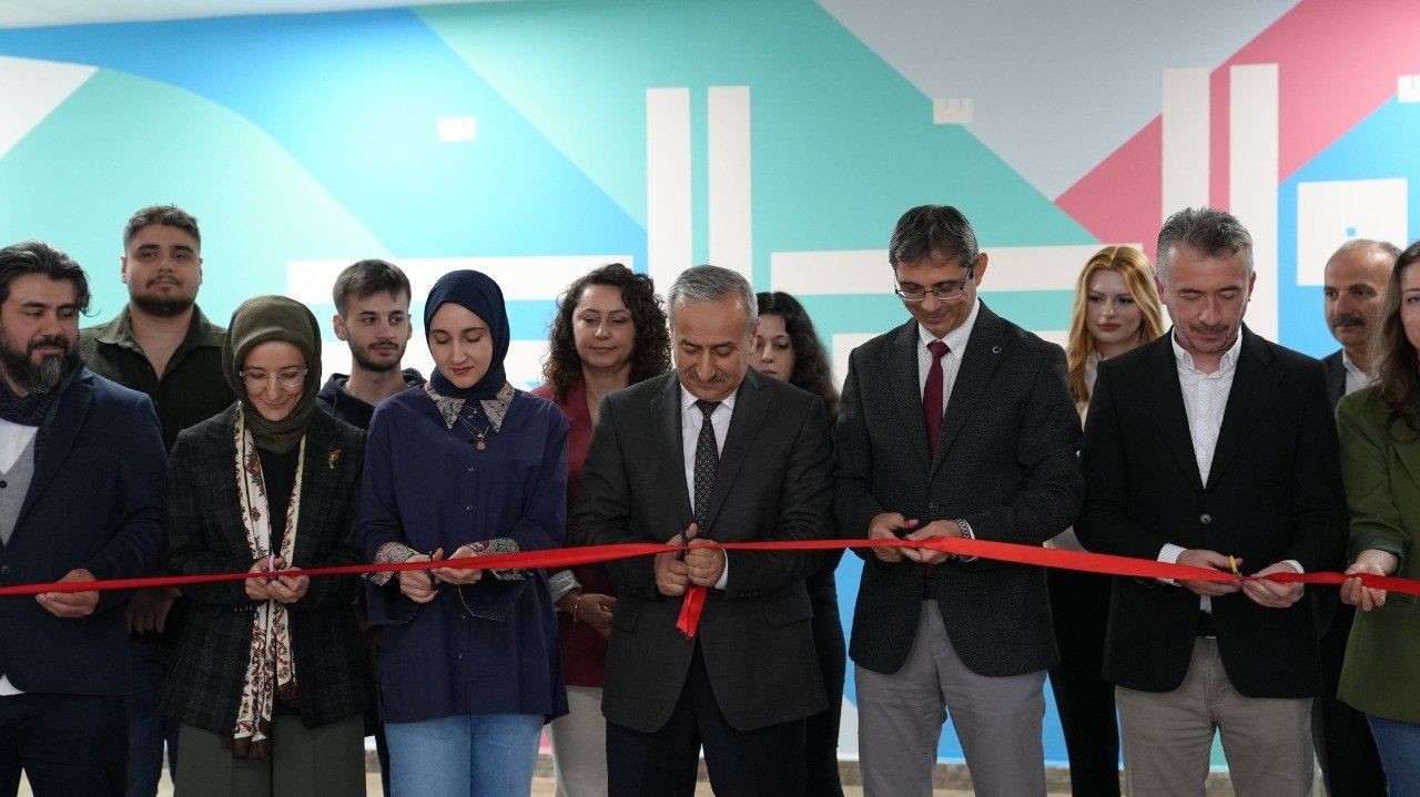 &Uuml;niversiteli gen&ccedil;ler okul duvarlarını sanatla buluşturdu