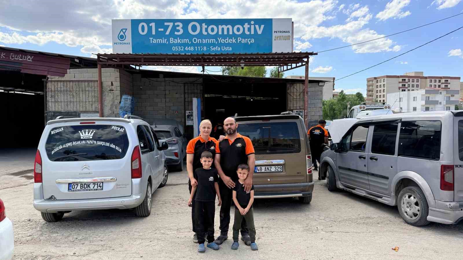 Yemek bırakmak i&ccedil;in kocasının ara&ccedil; tamir at&ouml;lyesine geldi, motor ustası oldu
