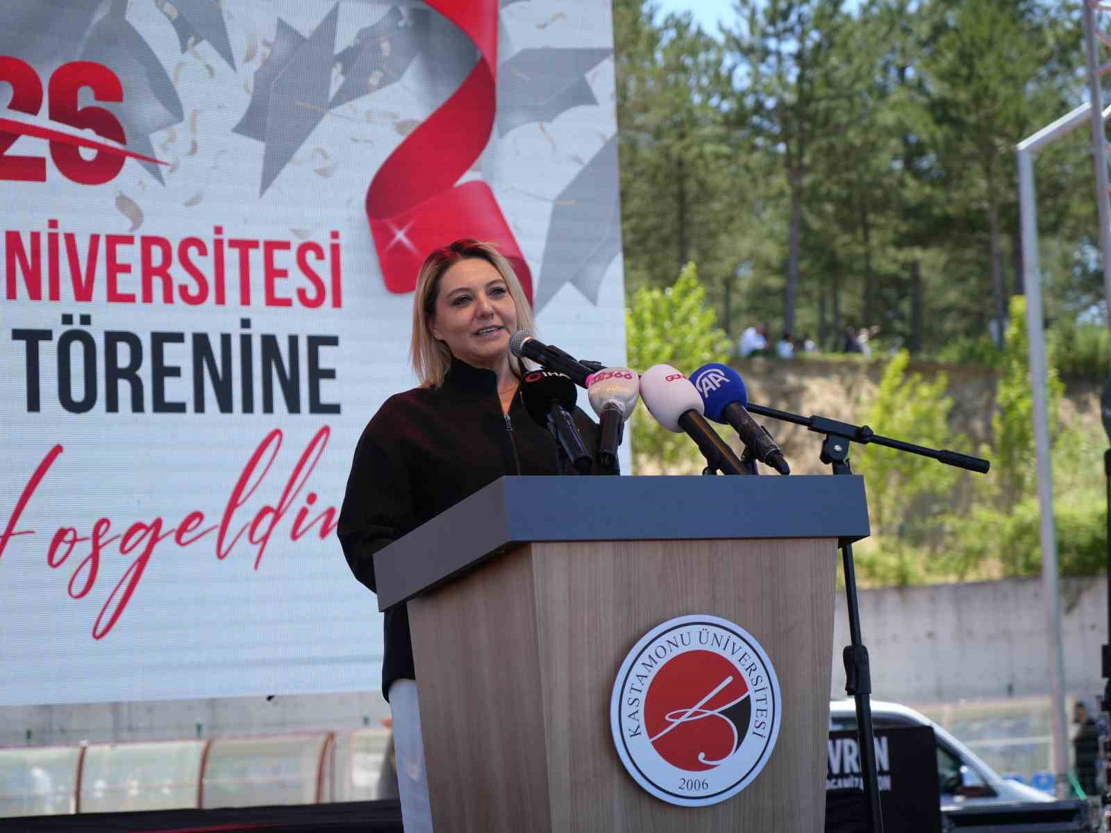 Kastamonu &Uuml;niversitesi&rsquo;nde 4 binden fazla &ouml;ğrenci mezuniyet coşkusu yaşadı