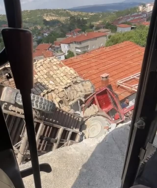 Belediyenin trakt&ouml;r&uuml; bah&ccedil;eye u&ccedil;tu