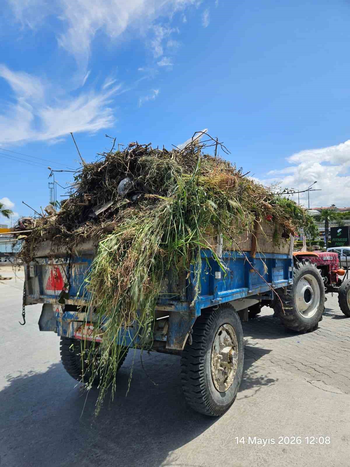 Hafriyat taşırken yolu kirletti, cezadan ka&ccedil;amadı