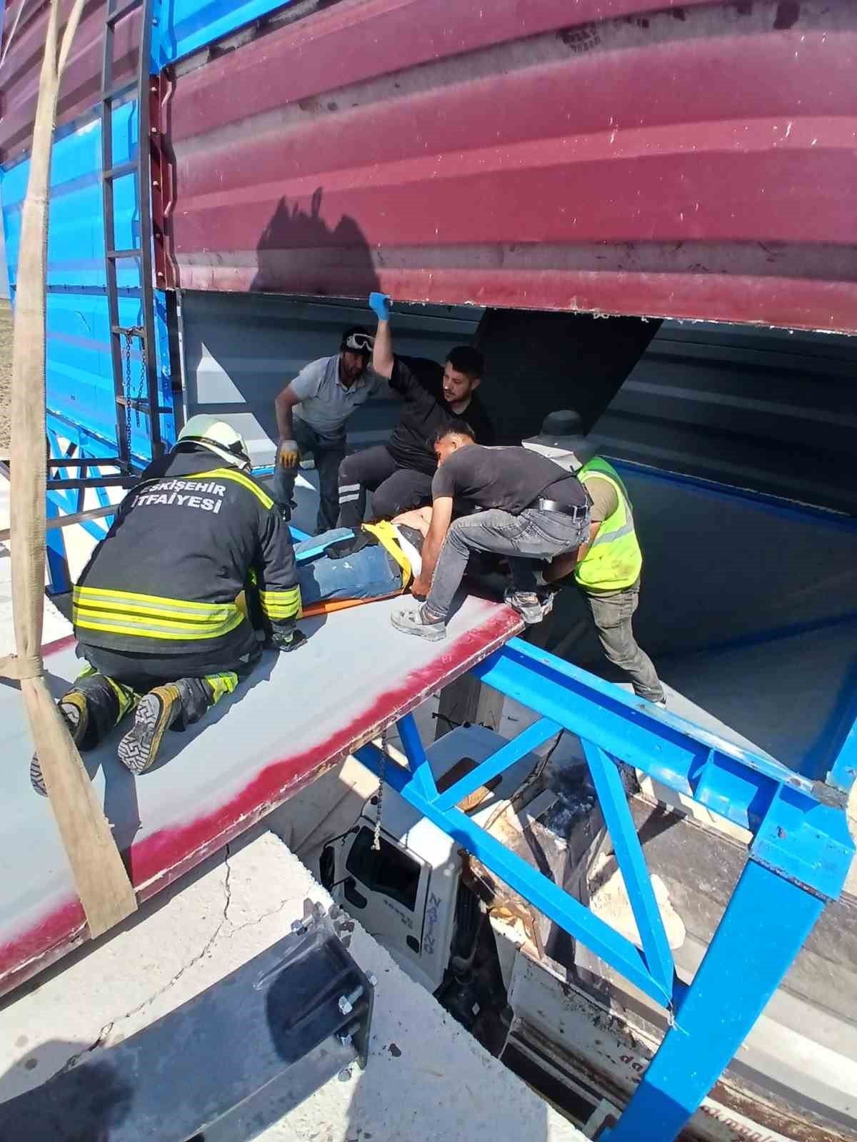 Taş kırma kuyusuna d&uuml;şen 2 iş&ccedil;iyi itfaiyeciler kurtardı