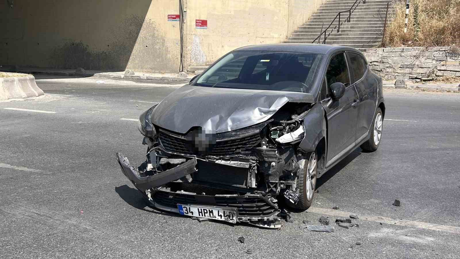 Kırmızı ışıkta ge&ccedil;erek kazaya neden oldu, g&ouml;zyaşlarına boğulan genci babası b&ouml;yle teselli etti