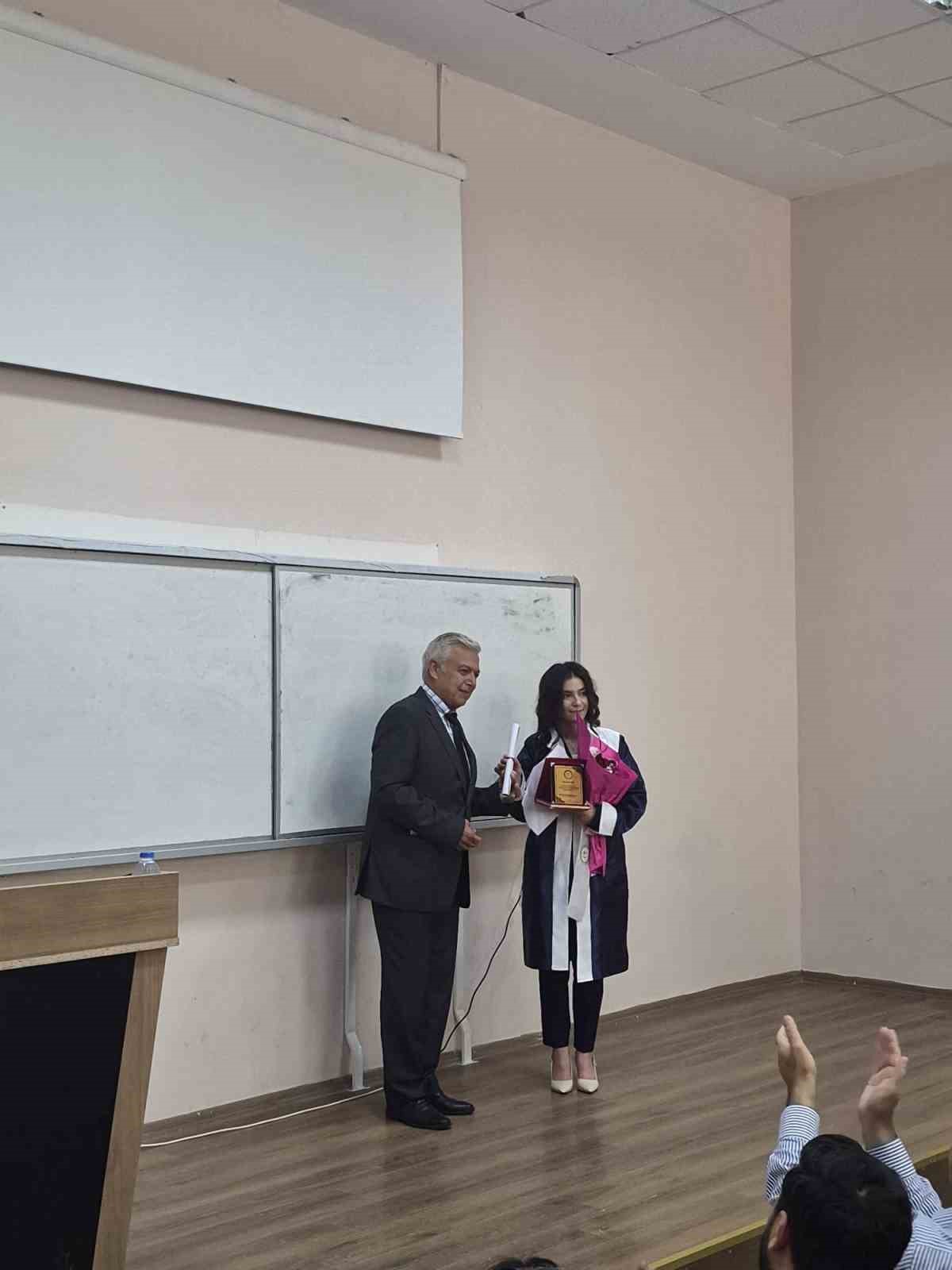 Iğdır &Uuml;niversitesi, T&uuml;rk Dili ve Edebiyatı b&ouml;l&uuml;m&uuml; mezunlarını plaket ve belgelerle uğurladı