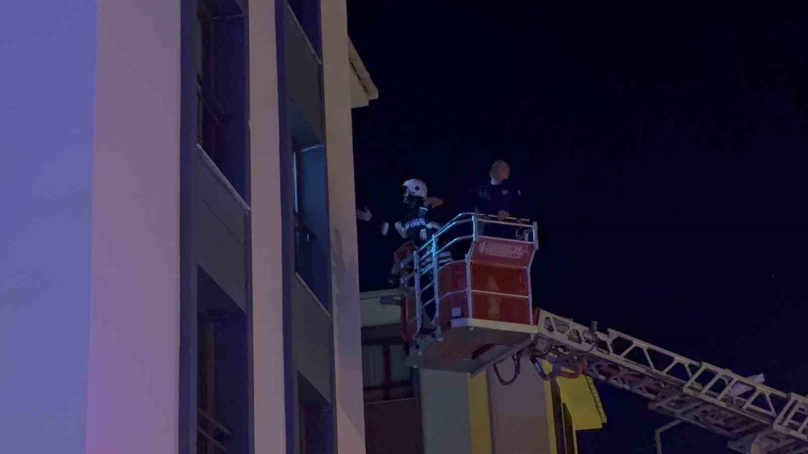 Elazığ&rsquo;da korkutan yangın: 1&rsquo;i hamile 4 kişi dumandan etkilendi