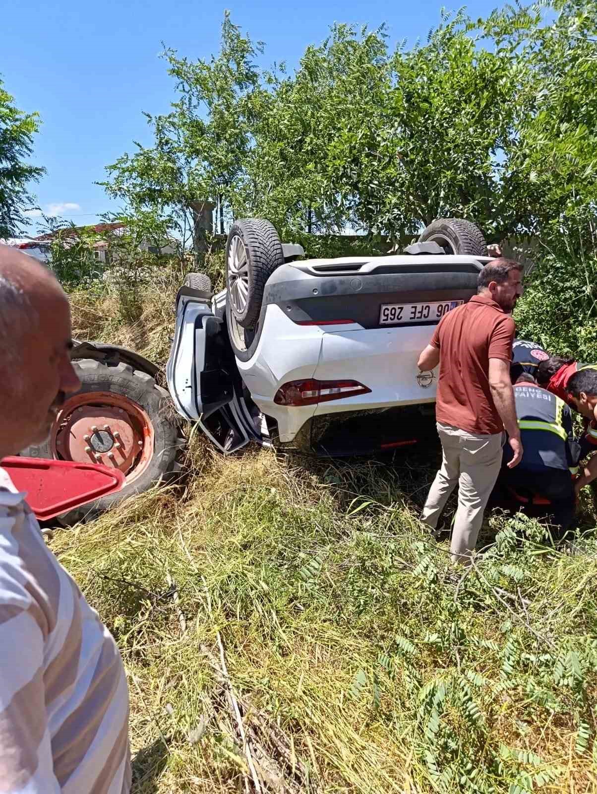 Park halindeki trakt&ouml;re &ccedil;arpan otomobil ters d&ouml;nd&uuml;: 1 yaralı