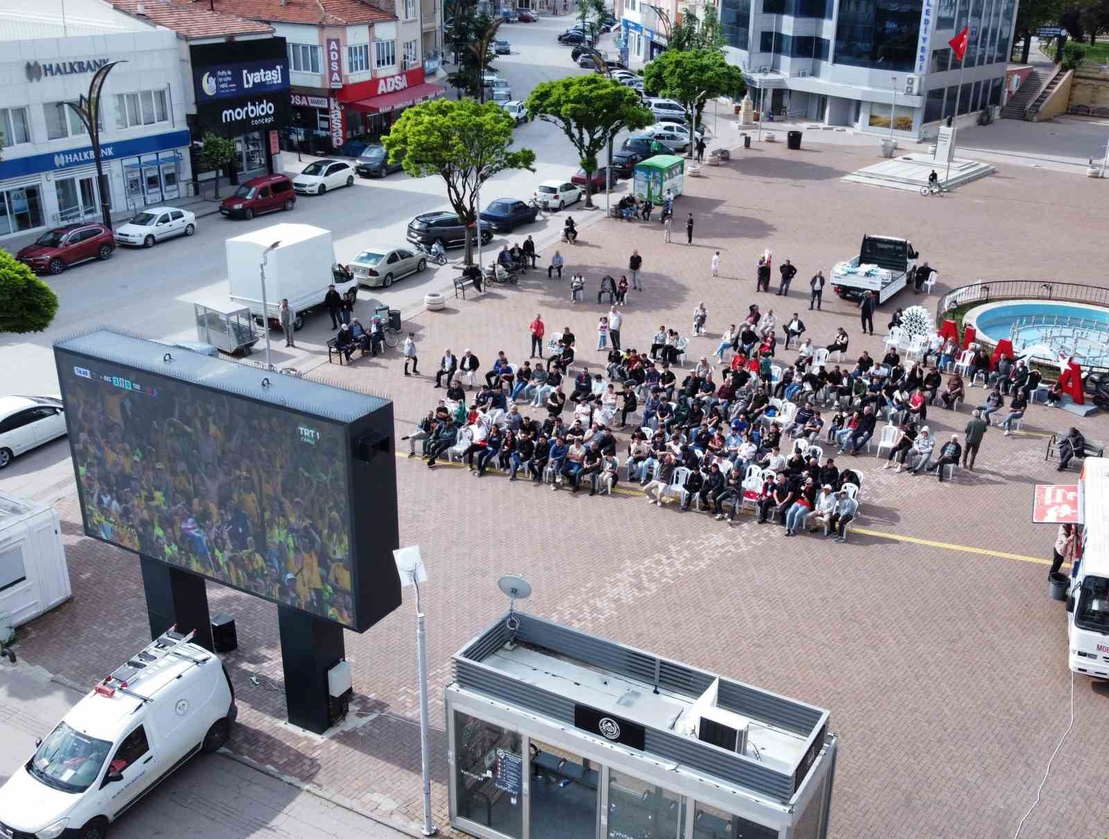 Milli ma&ccedil; heyecanı Alaca&rsquo;da dev ekranda yaşandı