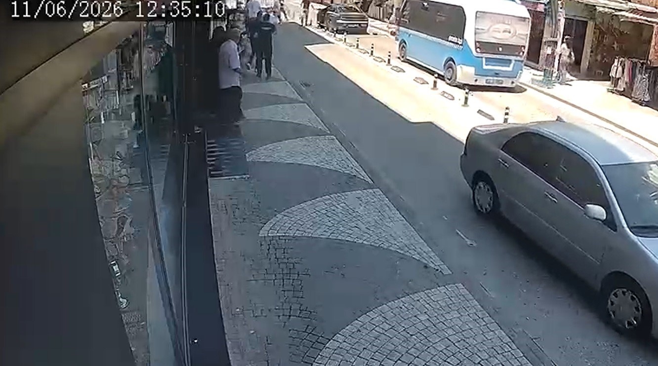 Yolun karşısına ge&ccedil;en engelli yayaya otomobil &ccedil;arptı