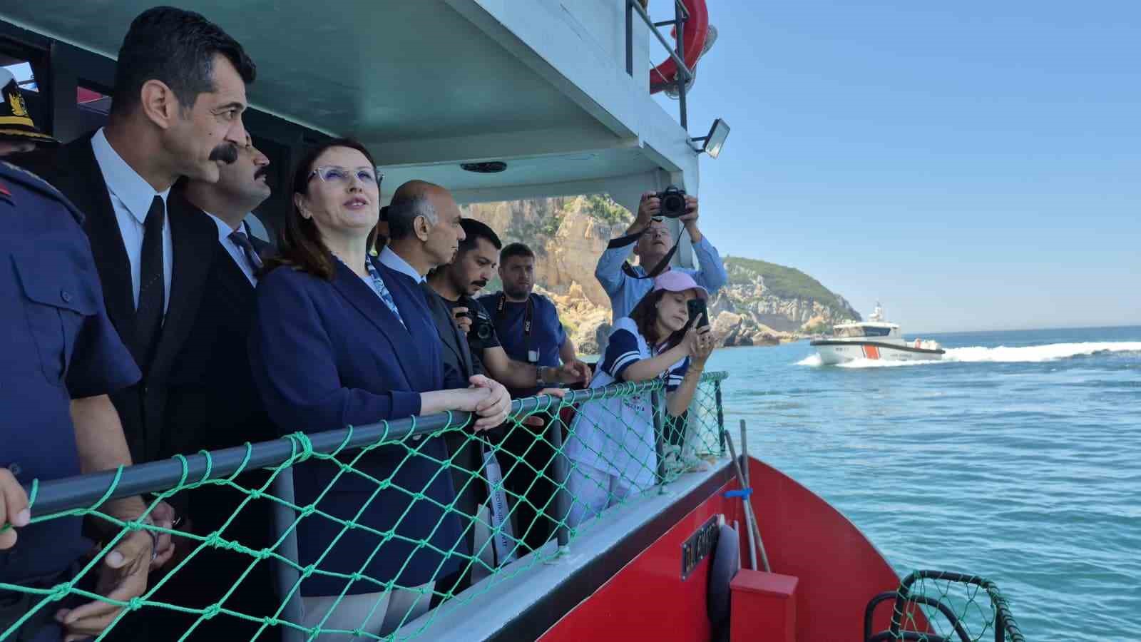 Sıcaklığın 41 dereceye &ccedil;ıktığı Bartın&rsquo;da basın&ccedil;lı su ile yapılan g&ouml;steri ilgi g&ouml;rd&uuml;