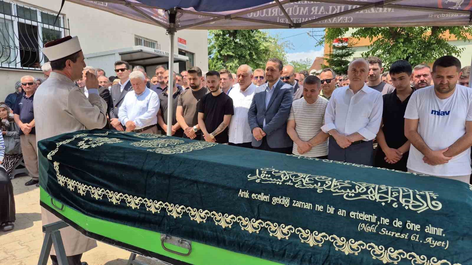 D&uuml;zce Belediye Başkanı &Ouml;zl&uuml;&rsquo;n&uuml;n şof&ouml;r&uuml; son yolculuğuna uğurlandı