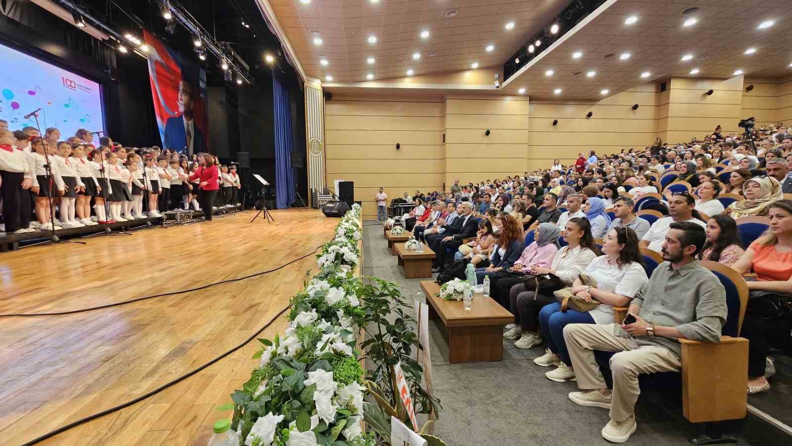&Ouml;ğrenciler sahnede devleşti, Maarif &Ouml;ğrenci Korosu b&uuml;y&uuml;k ilgi g&ouml;rd&uuml;