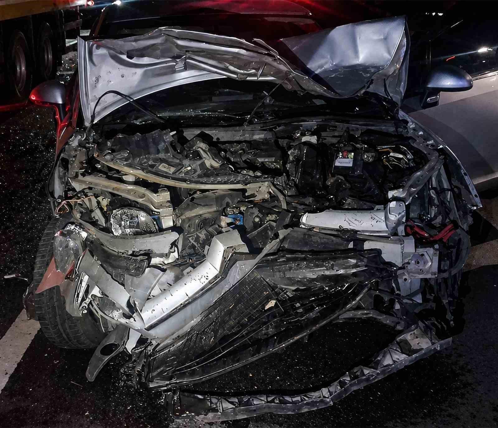 Bankette duran otomobile &ccedil;arpan ara&ccedil; hurdaya d&ouml;nd&uuml;: 6 yaralı