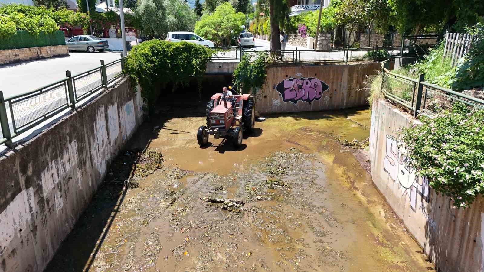 Marmaris Belediyesi&rsquo;nden derelerde temizlik mesaisi