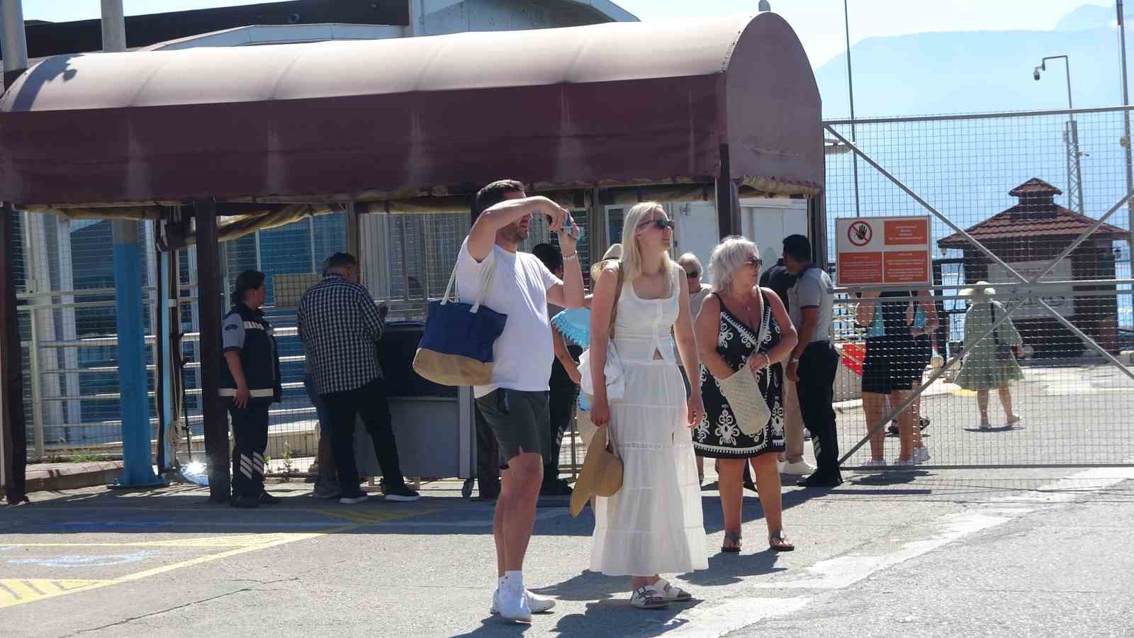Alanya&rsquo;ya l&uuml;ks kruvaziyer ile bin 767 turist geldi