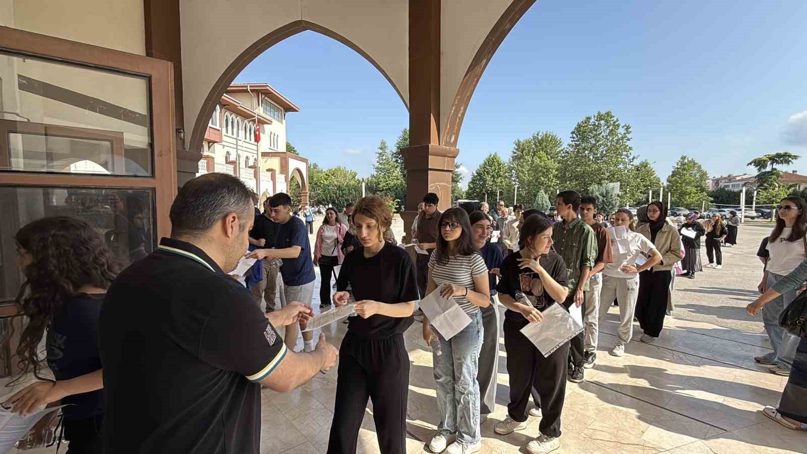 YKS&rsquo;nin ilk oturumu başladı: &Ouml;ğrenciler sınavda, veliler dışarda ter d&ouml;k&uuml;yor