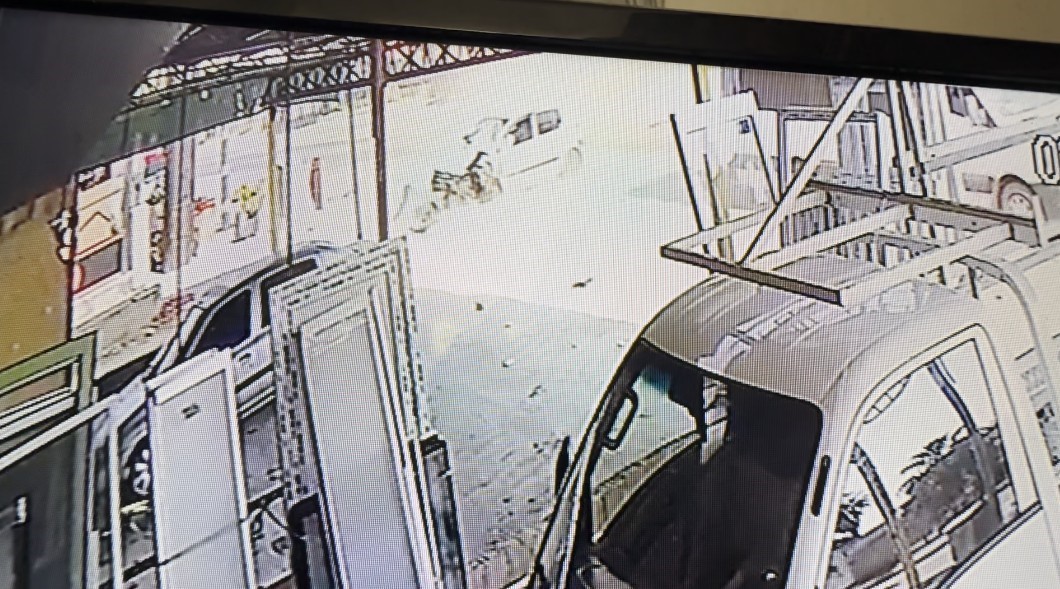 Kontrolden &ccedil;ıkan otomobil ref&uuml;jdeki bariyerlere &ccedil;arptı: 1 yaralı