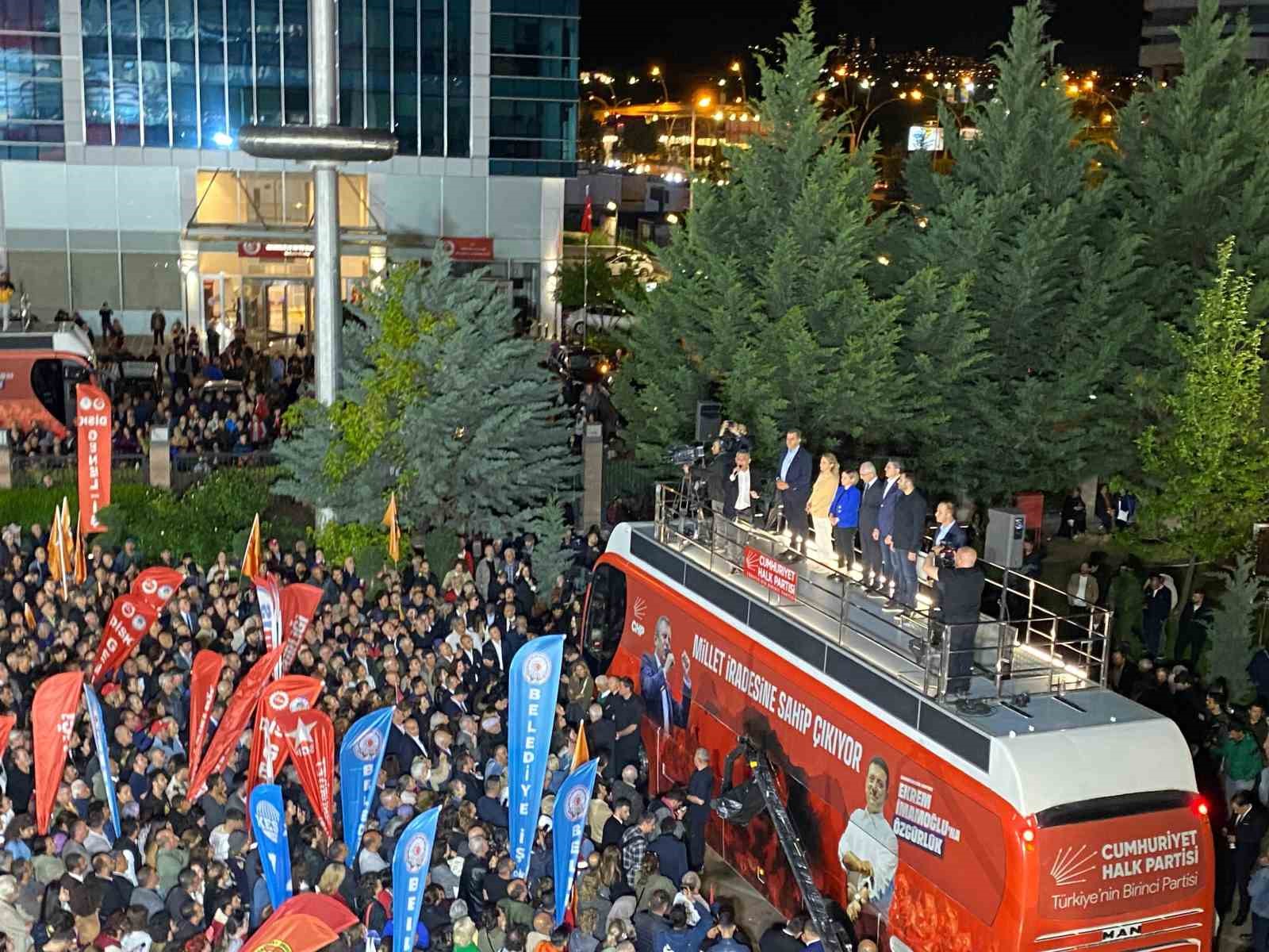 &Ouml;zel: "Biz en kısa zamanda sandık istiyoruz, kurultay istiyoruz"