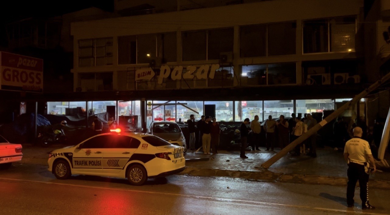 Osmaniye&rsquo;de kontrolden &ccedil;ıkan otomobil marketin manav b&ouml;l&uuml;m&uuml;ne girdi