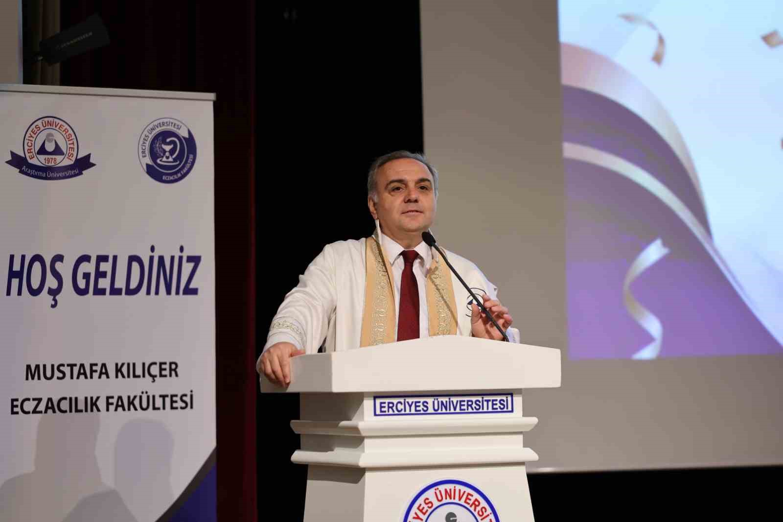 ER&Uuml; Eczacılık Fak&uuml;ltesi&rsquo;nde &lsquo;&Ouml;nl&uuml;k Giyme T&ouml;reni&rsquo; d&uuml;zenlendi