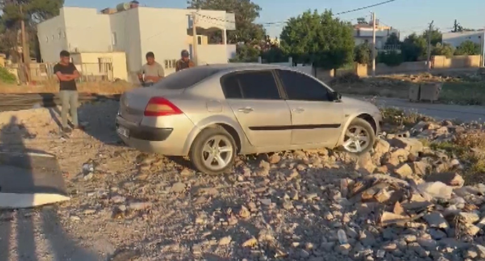 Şanlıurfa&rsquo;da park halindeki aracın &ccedil;ukura d&uuml;şmesi kamerada