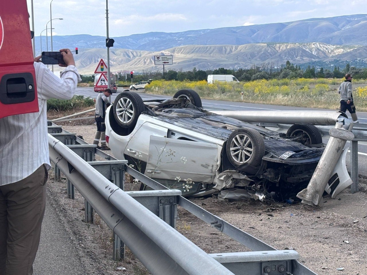 Erzincan&rsquo;da ters d&ouml;nen otomobilin s&uuml;r&uuml;c&uuml;s&uuml; kazayı yara almadan atlattı