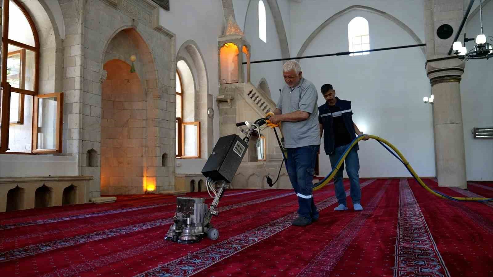 Elazığ&rsquo;da bayram &ouml;ncesi camilerde detaylı temizlik