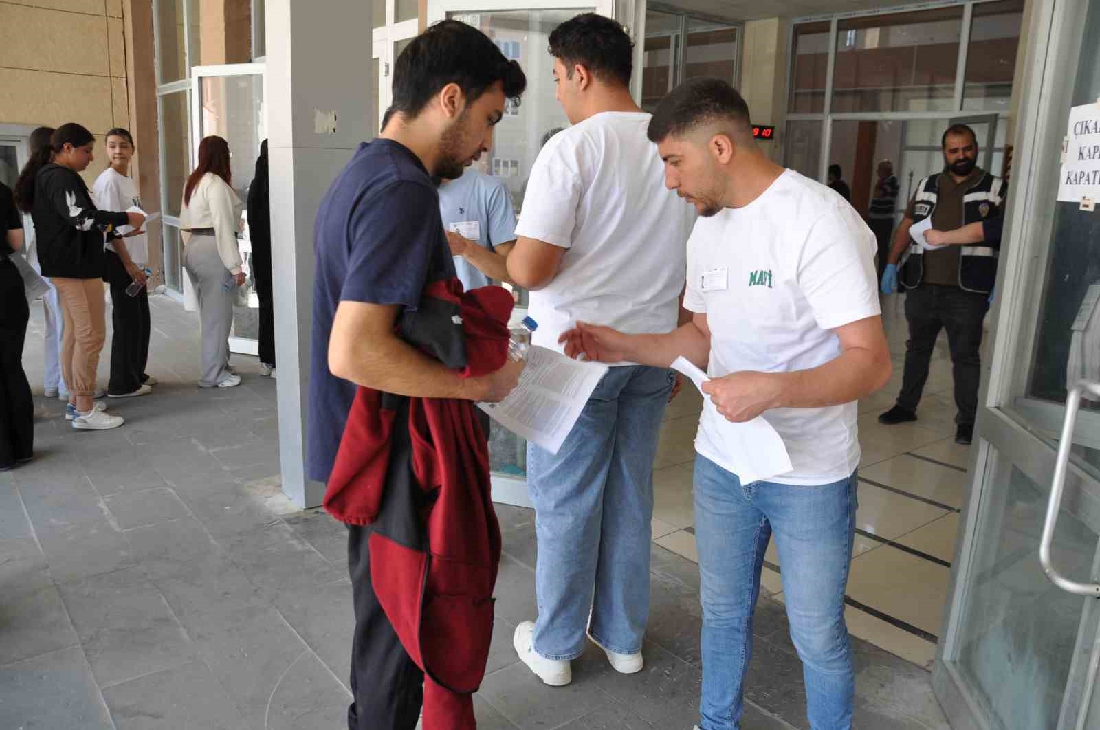 Kars&rsquo;ta YKS heyecanı: Binlerce aday &uuml;niversite hayali i&ccedil;in sınav merkezlerine akın etti