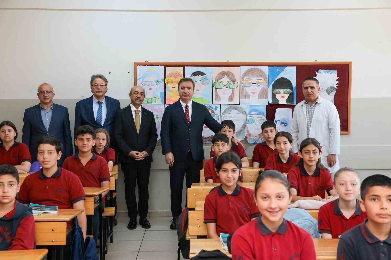 Vali Aydoğdu kendisini okula davet eden öğrencinin sınıfına konuk oldu