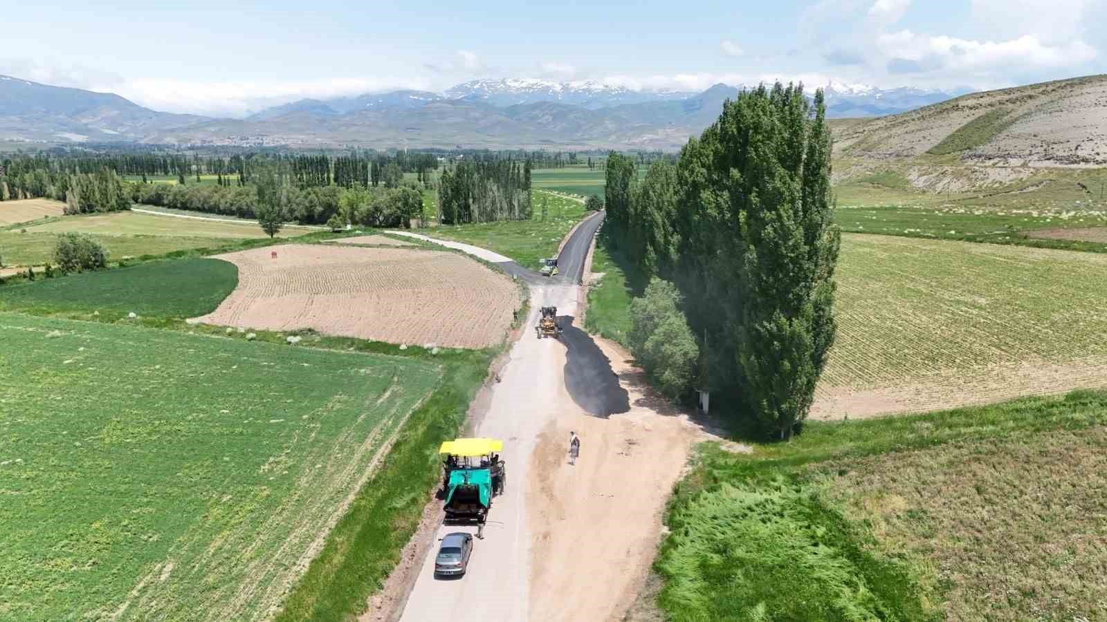 25 köyün ulaşımını sağlayan İspir grup yolu asfaltlanıyor