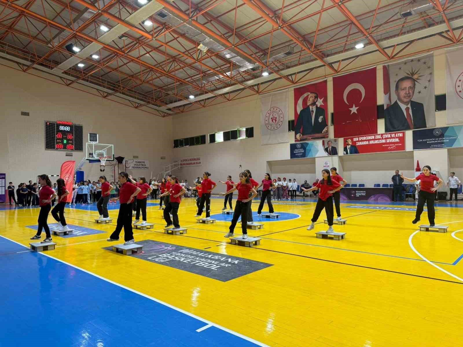 Burhaniye&rsquo;de Geleneksel &Ccedil;ocuk Oyunlarında dereceye girenlere &ouml;d&uuml;lleri verildi