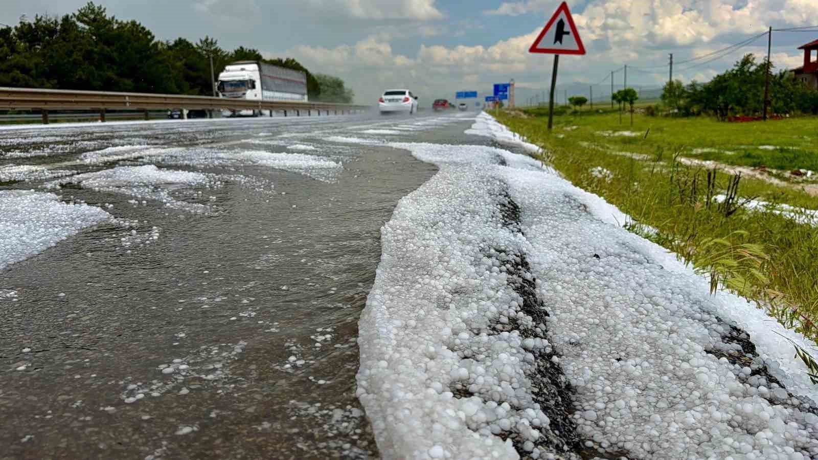 Ceviz b&uuml;y&uuml;kl&uuml;ğ&uuml;nde yağan dolu kara yolunu beyaza b&uuml;r&uuml;d&uuml;