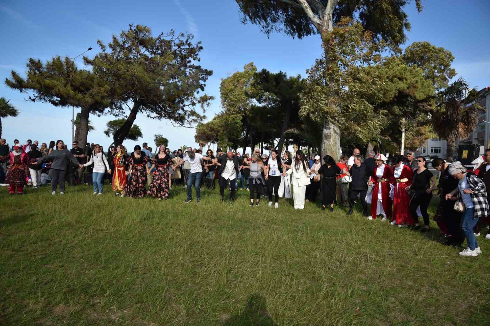 Atakum Belediyesi Halk Oyunları Şenliği sahilde y&ouml;resel r&uuml;zgarlar estirdi