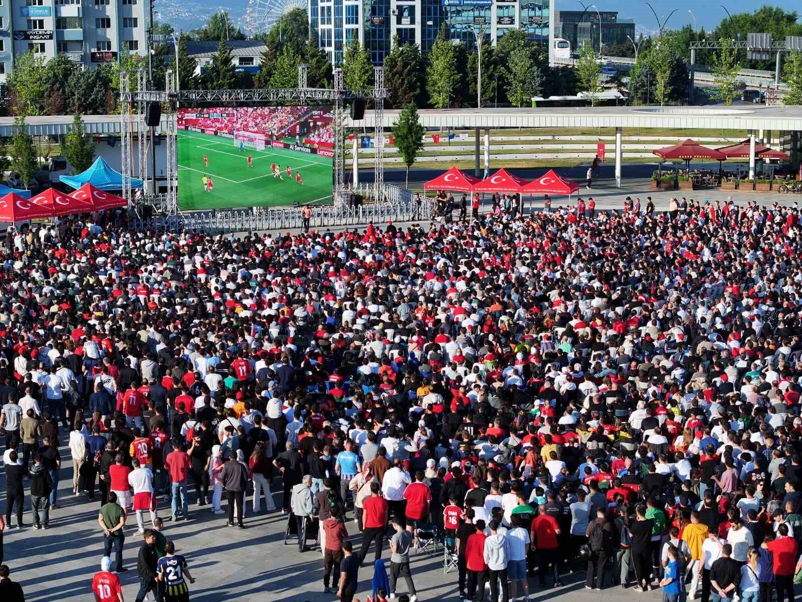 Kocaeli&rsquo;de binlerce kişi milli ma&ccedil;ı dev ekranda izledi
