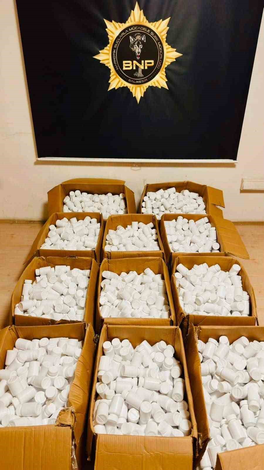 Kamyonette ev eşyası taşınması narkotiğe takıldı: 144 bin 900 adet sentetik hap ele ge&ccedil;irildi
