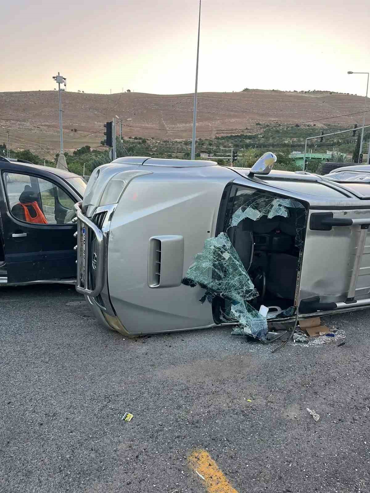 Siirt te ara&ccedil;lar &ccedil;arpıştı: 2 ağır yaralı