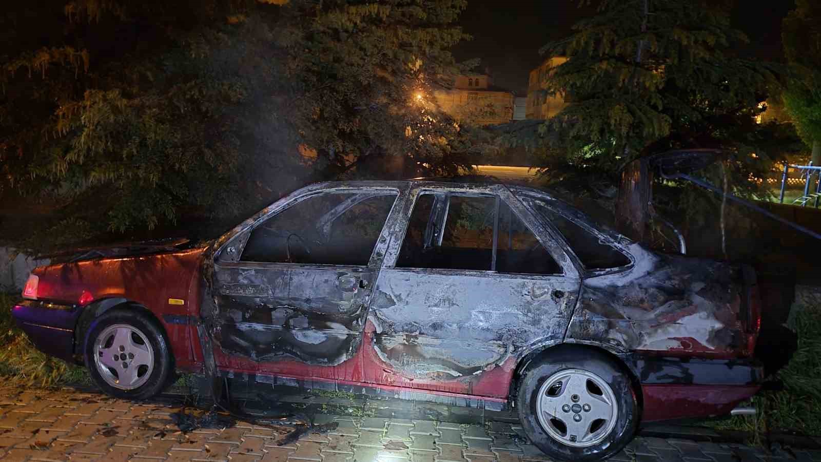 Konya&rsquo;da park halindeki otomobil yandı