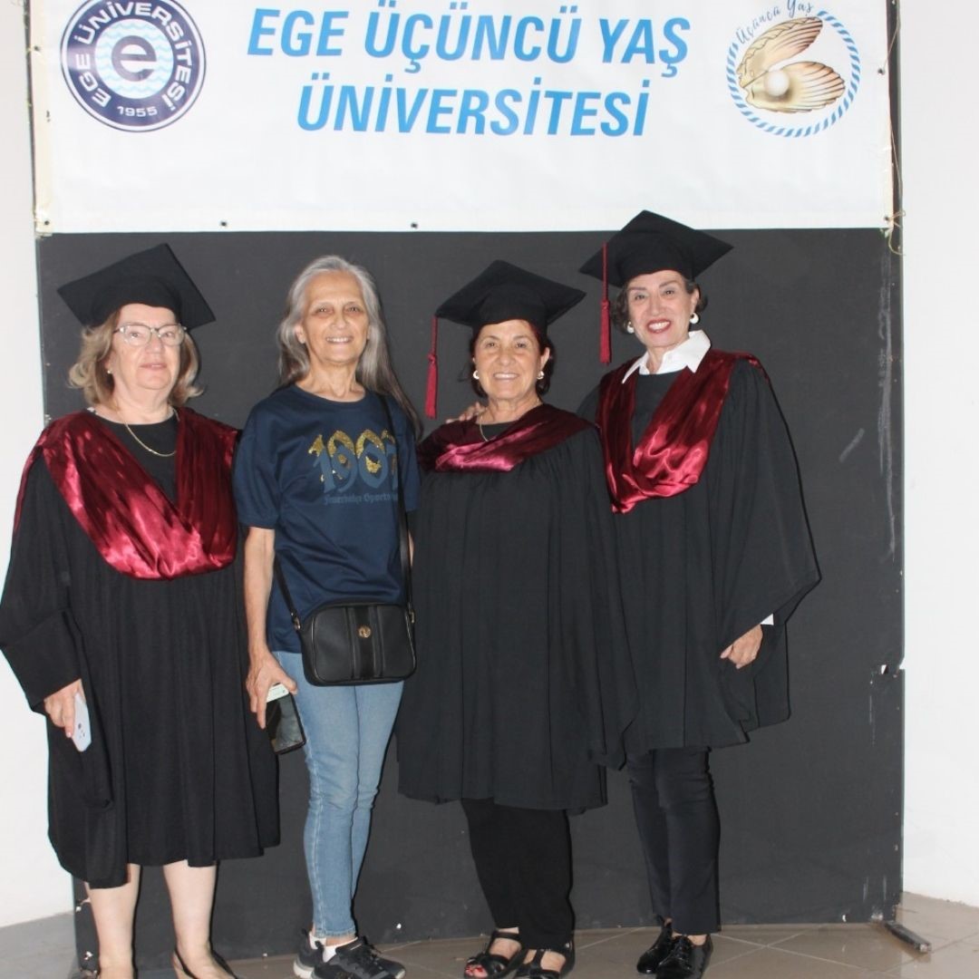 Ege &Uuml;niversitesinde 3. Yaş &Uuml;niversitesinin 140 &ccedil;ınarı diplomalarını aldı