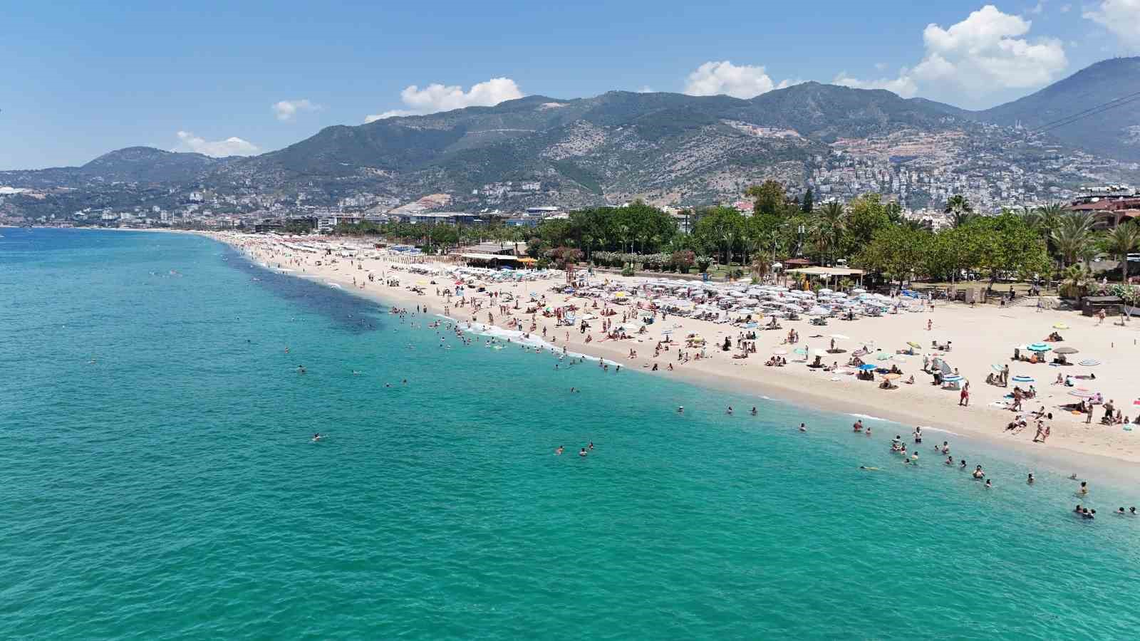 Alanya&rsquo;da termometreler 31 dereceyi g&ouml;sterdi, sahiller doldu