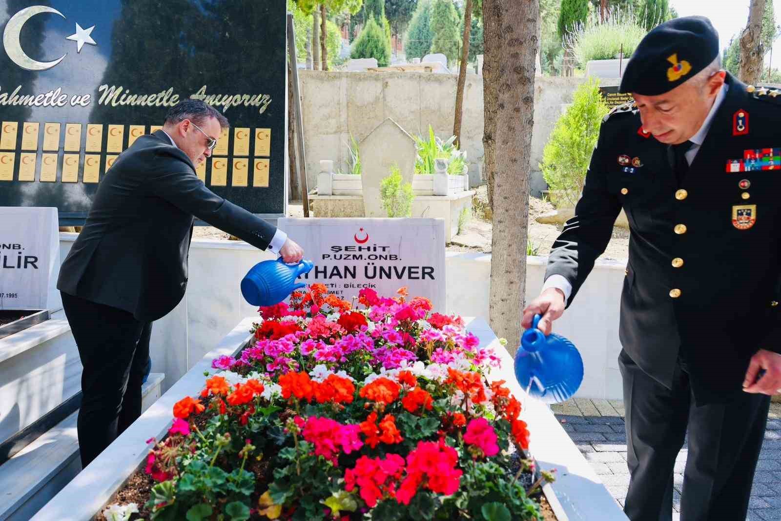 Vali S&ouml;zer&rsquo;den bayramda şehitlik ziyareti