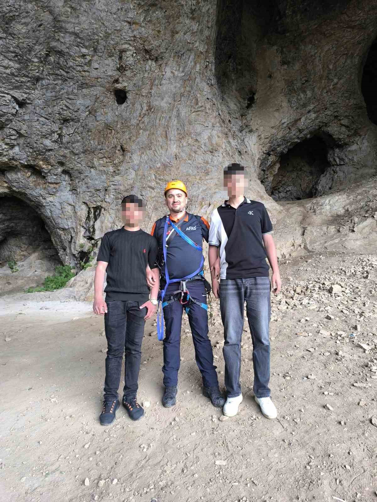 Dağdaki oyukta mahsur kalan 2 genç kurtarıldı
