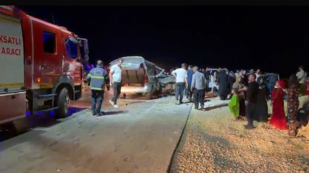 Gaziantep&rsquo;te 2 ara&ccedil; kafa kafaya &ccedil;arpıştı: 1 &ouml;l&uuml;, 12 yaralı