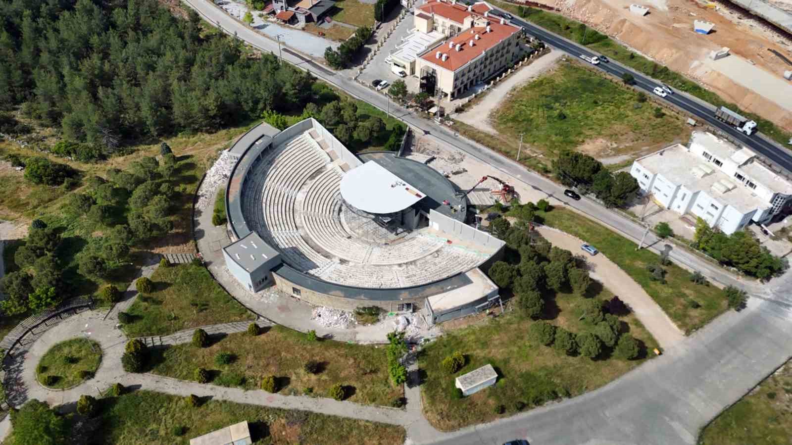 Şadan G&ouml;kovalı A&ccedil;ık Hava Tiyatrosunda yenileme &ccedil;alışmaları s&uuml;r&uuml;yor
