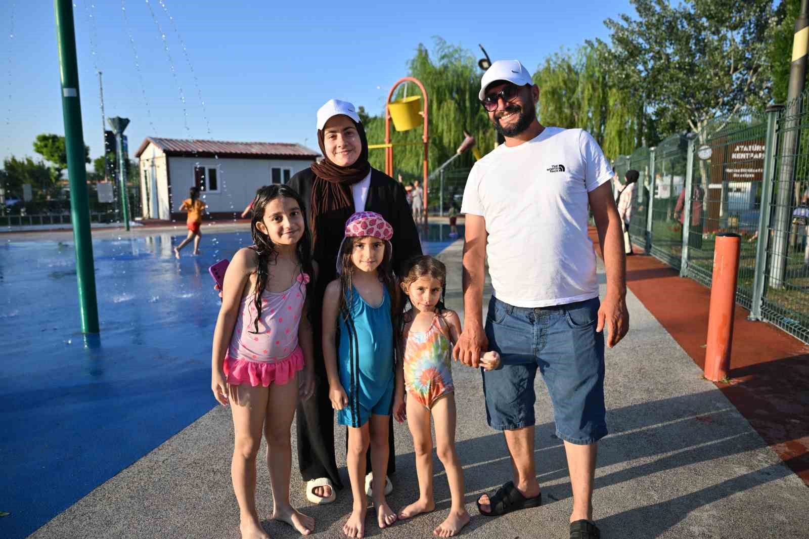 Manisa&rsquo;da &ccedil;ocuklara serinleten karne hediyesi