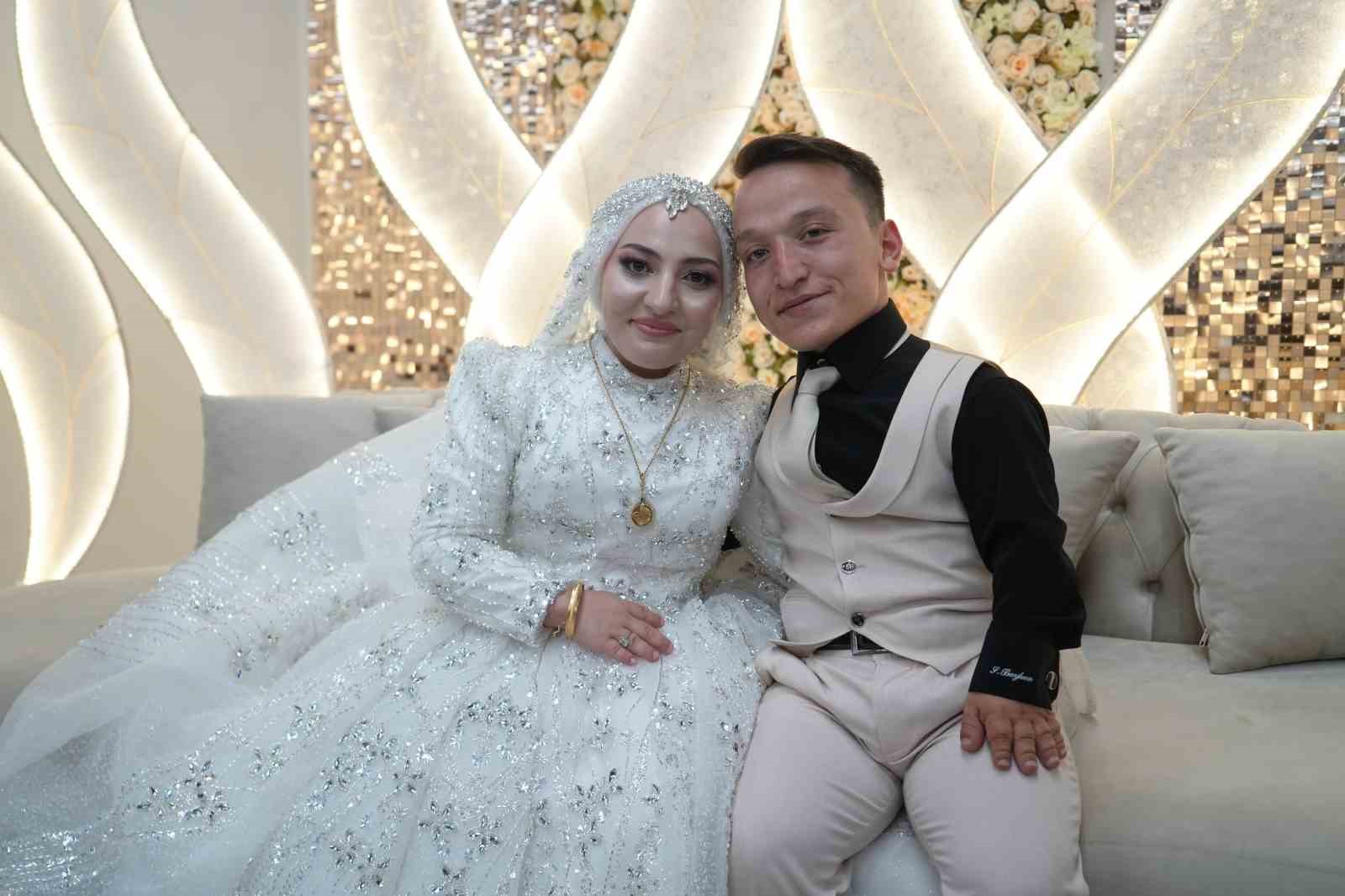 Boyları k&uuml;&ccedil;&uuml;k, aşkları &ccedil;ok b&uuml;y&uuml;k