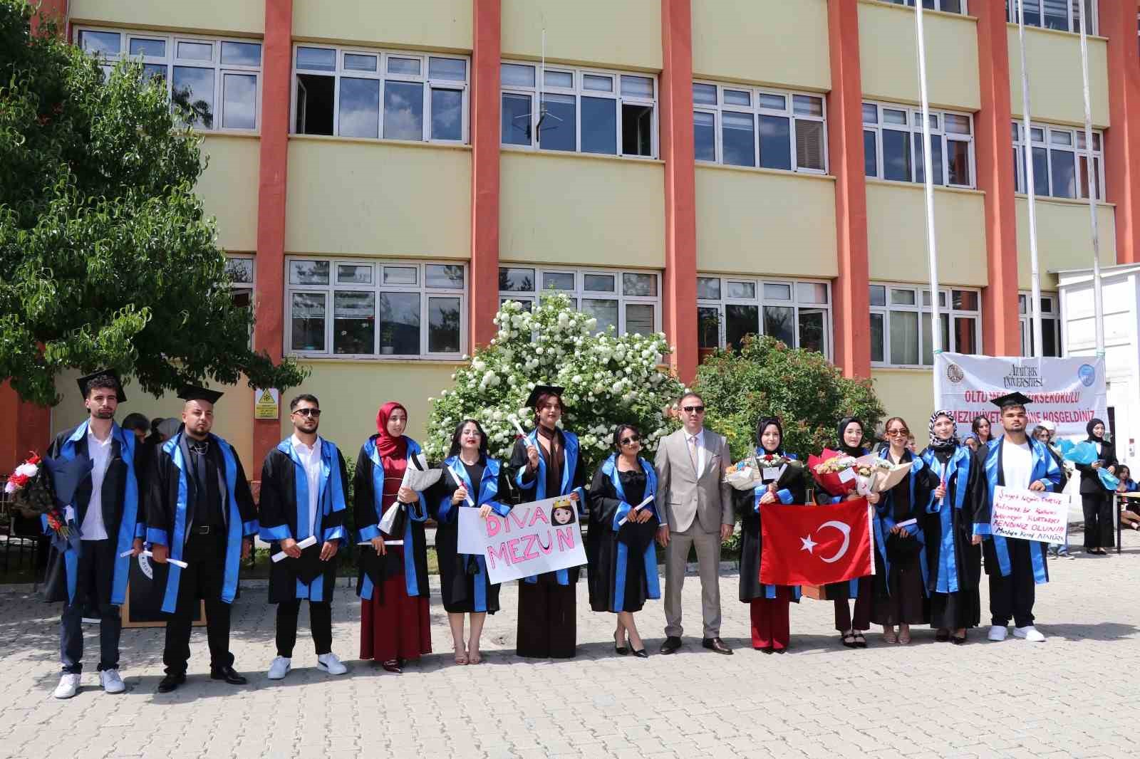 Oltu&rsquo;da &uuml;niversitelilerin mezuniyet coşkusu