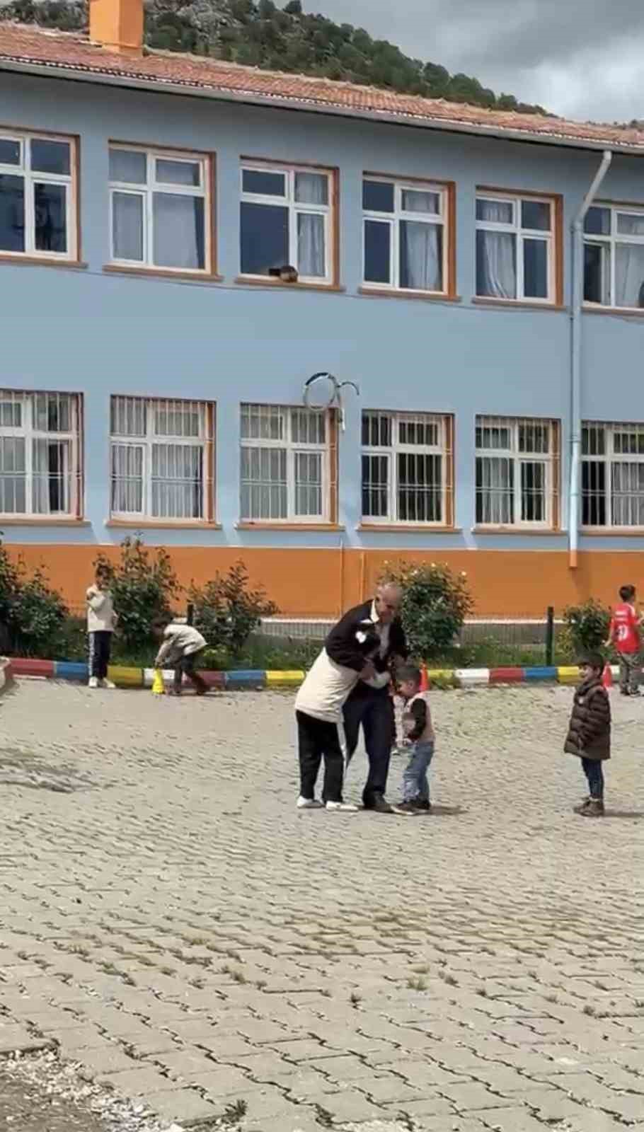Diyarbakır&rsquo;da dede ile torunun g&uuml;l&uuml;mseten sevgisi