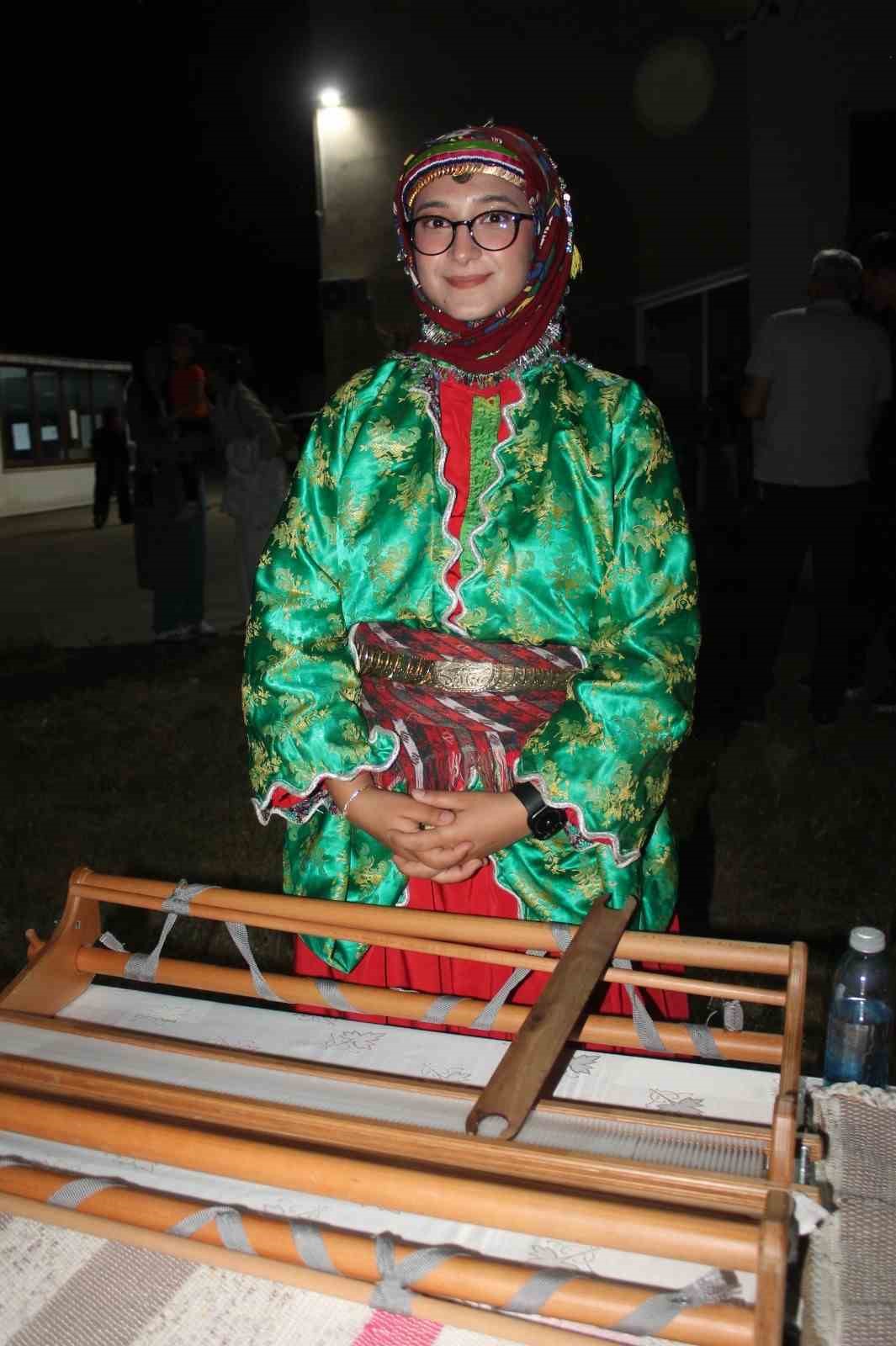 Lise &ouml;ğrencilerinin d&uuml;zenlediği ecdat şenliği b&uuml;y&uuml;k beğeni topladı